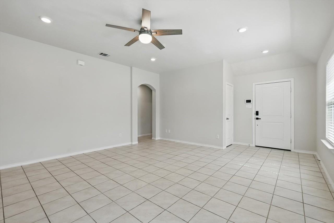 1530 Woodlake Dr - Photo 4 of 19