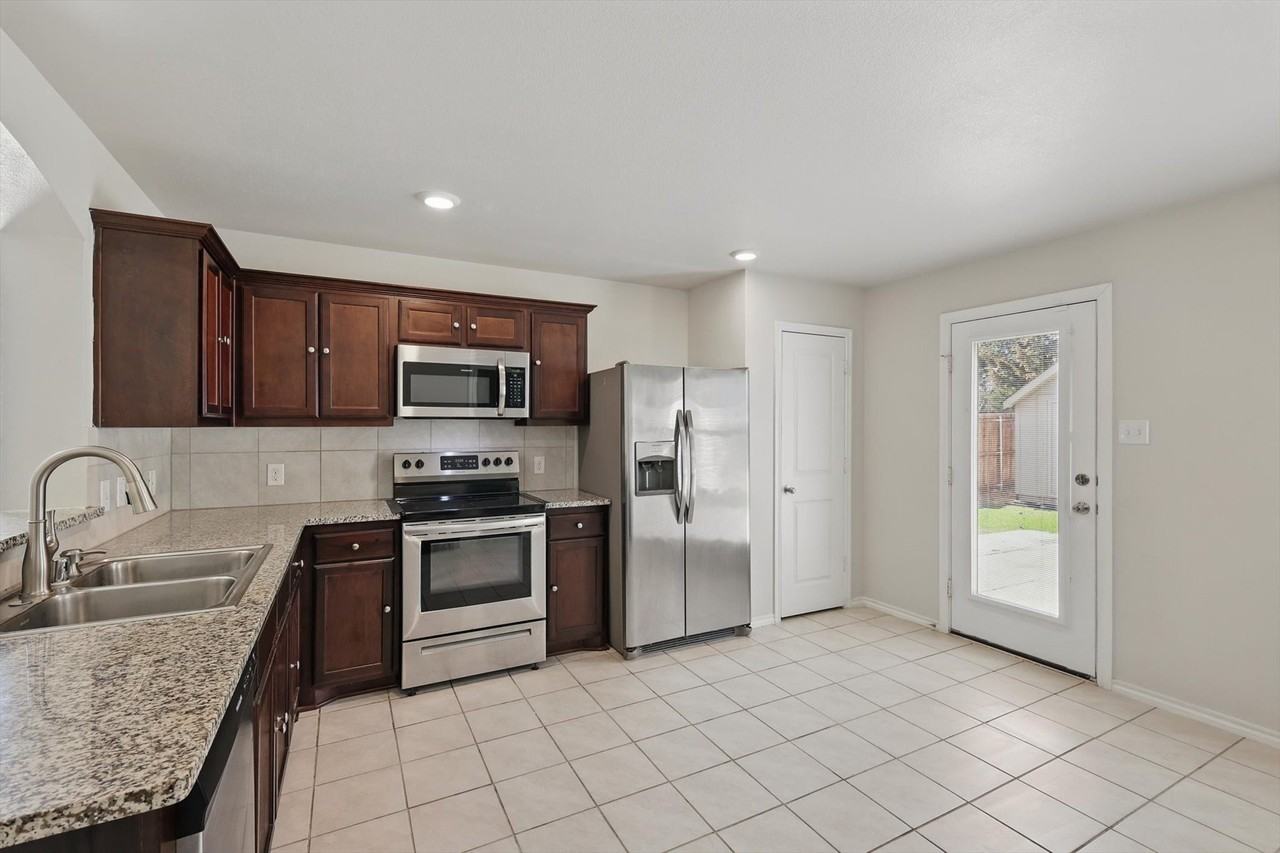 1530 Woodlake Dr - Photo 5 of 19