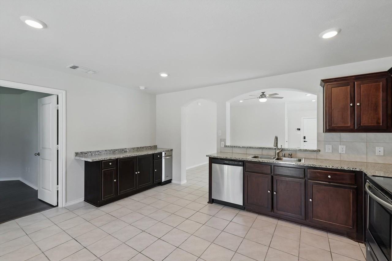 1530 Woodlake Dr - Photo 7 of 19