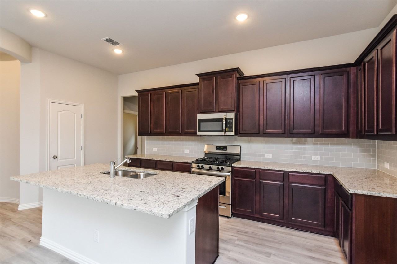 16600 Hidden Cove Dr - Photo 3 of 23