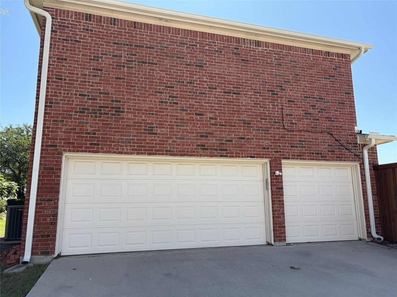 1001 Meadow Creek Dr - Photo 2 of 31