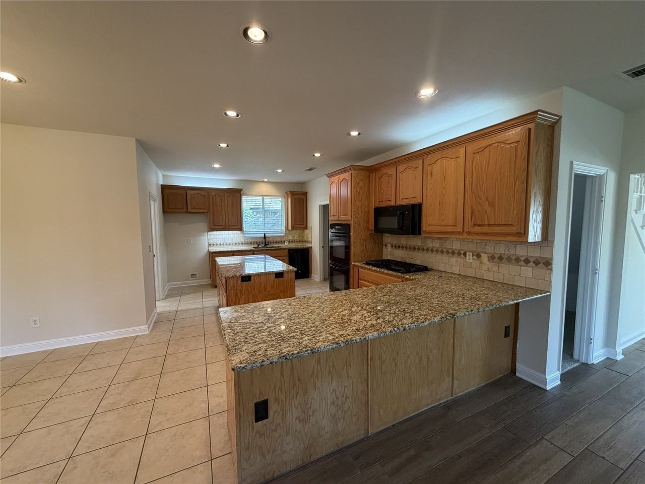 1001 Meadow Creek Dr - Photo 4 of 31