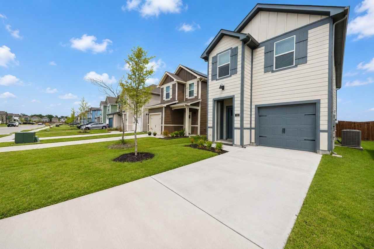 725 Cloverwood Dr - Photo 3 of 38