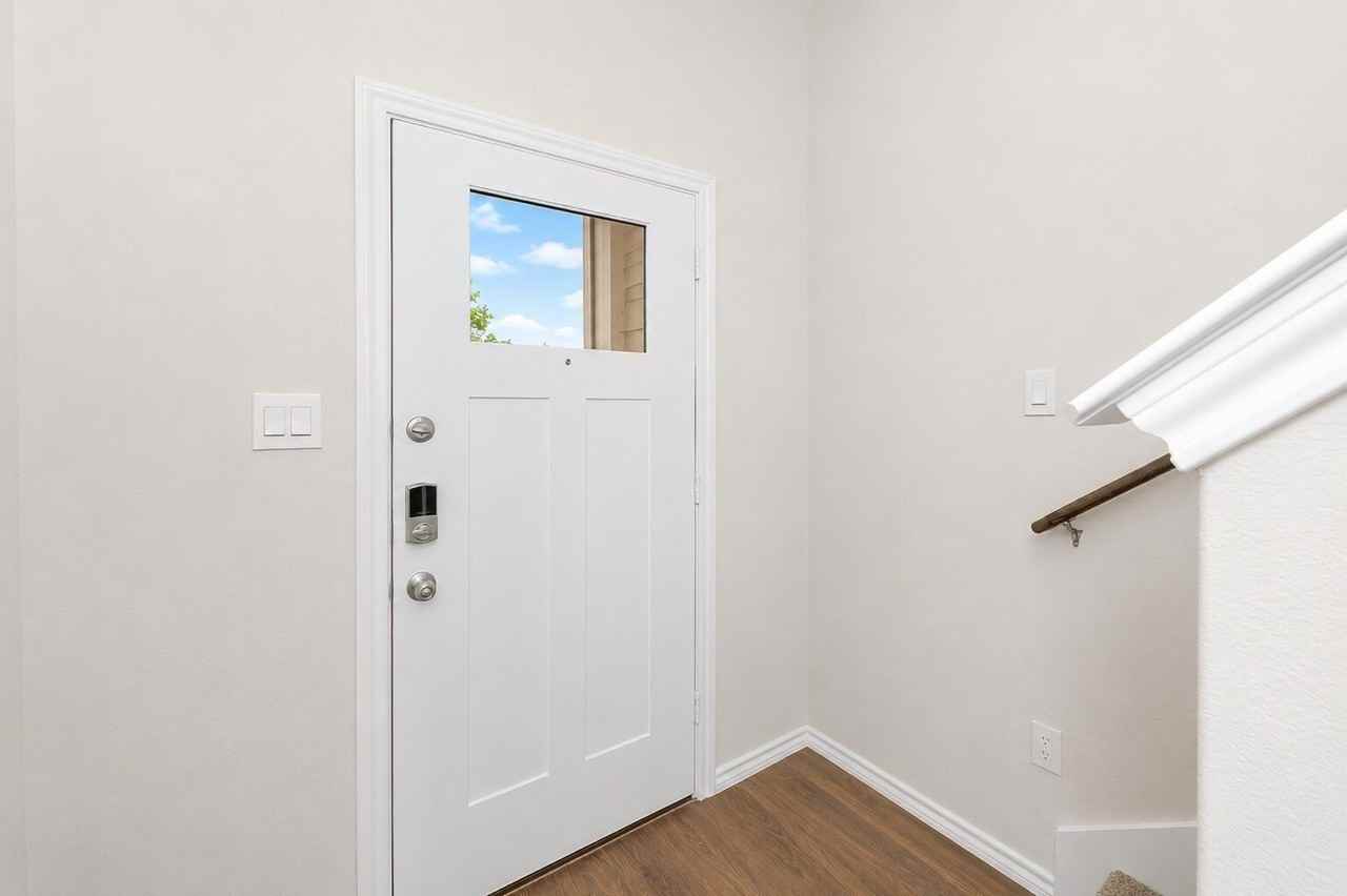 725 Cloverwood Dr - Photo 7 of 38