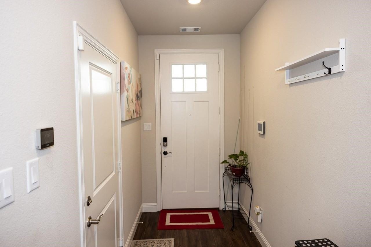 609 Laurel Ln - Photo 5 of 12