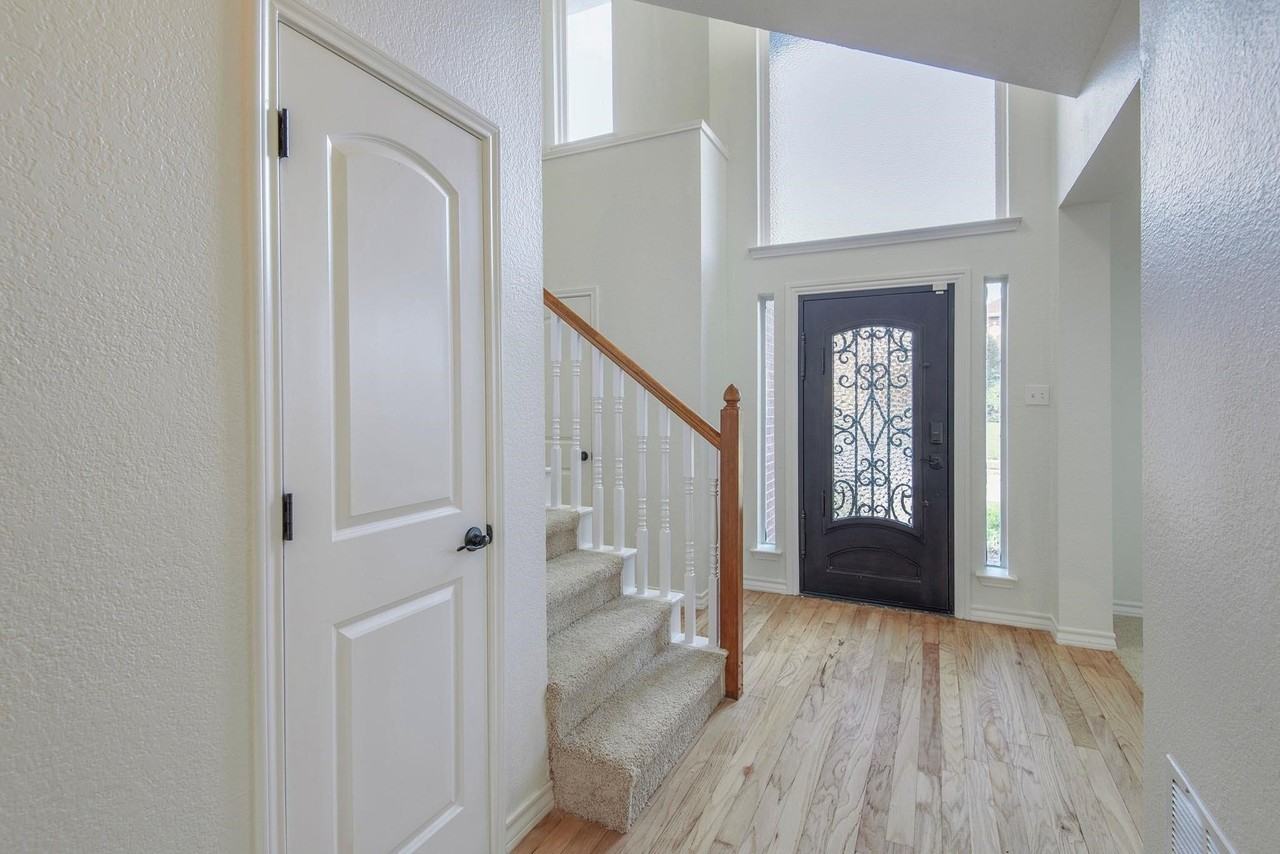 10701 Alexandria Dr - Photo 2 of 22