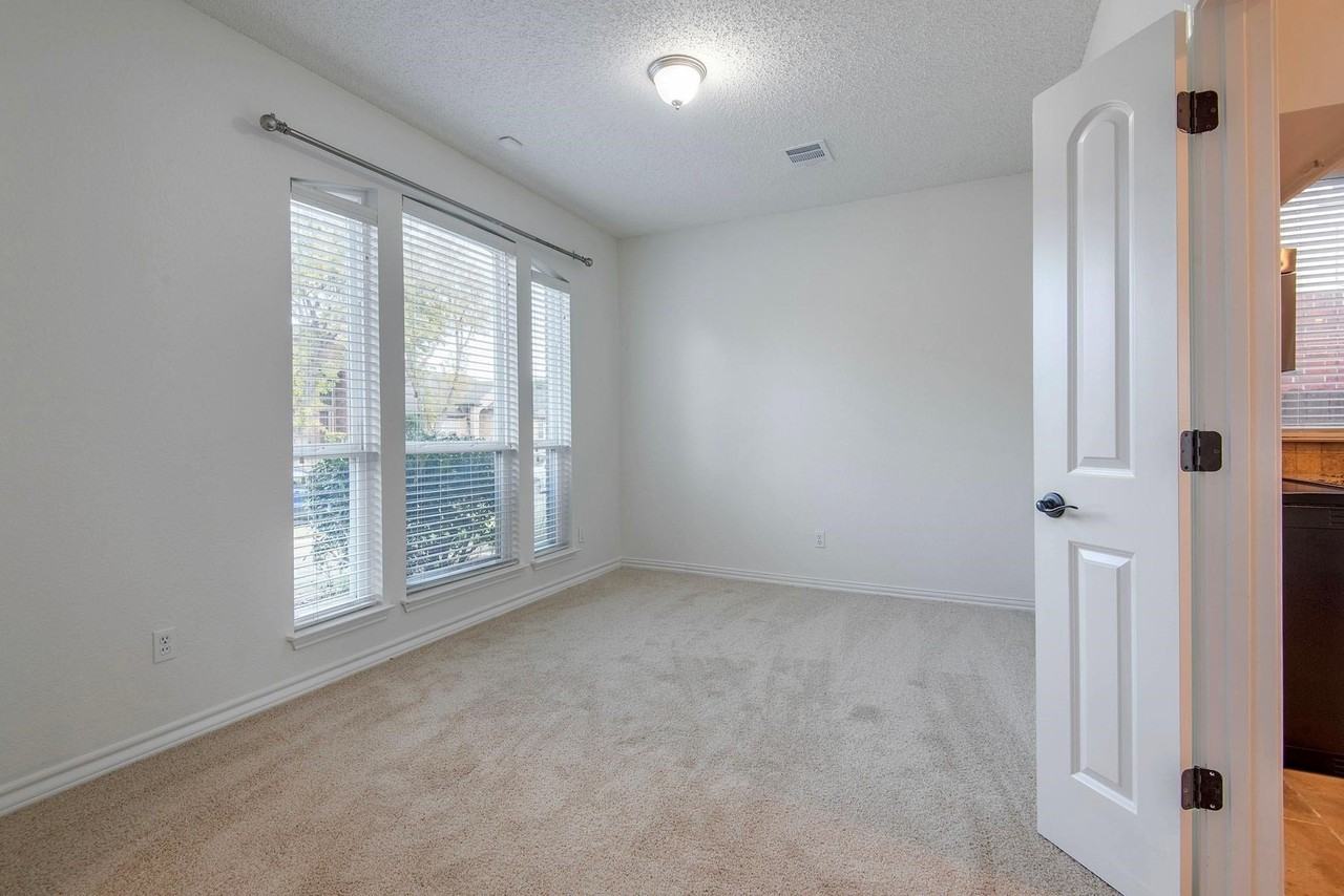 10701 Alexandria Dr - Photo 3 of 22