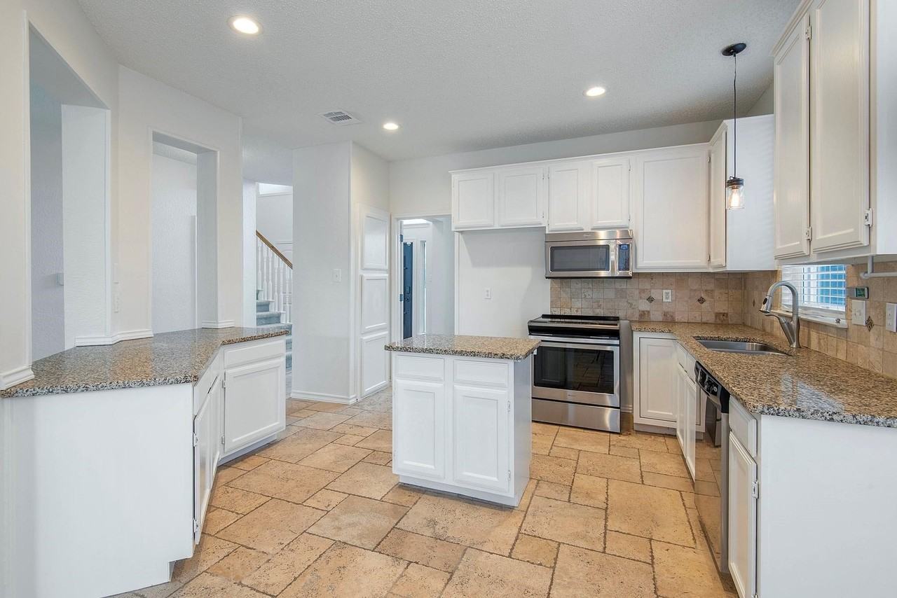10701 Alexandria Dr - Photo 6 of 22
