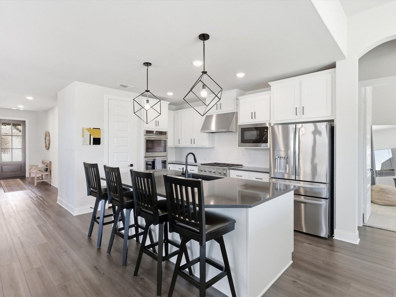 603 Crystalview Dr - Photo 4 of 33