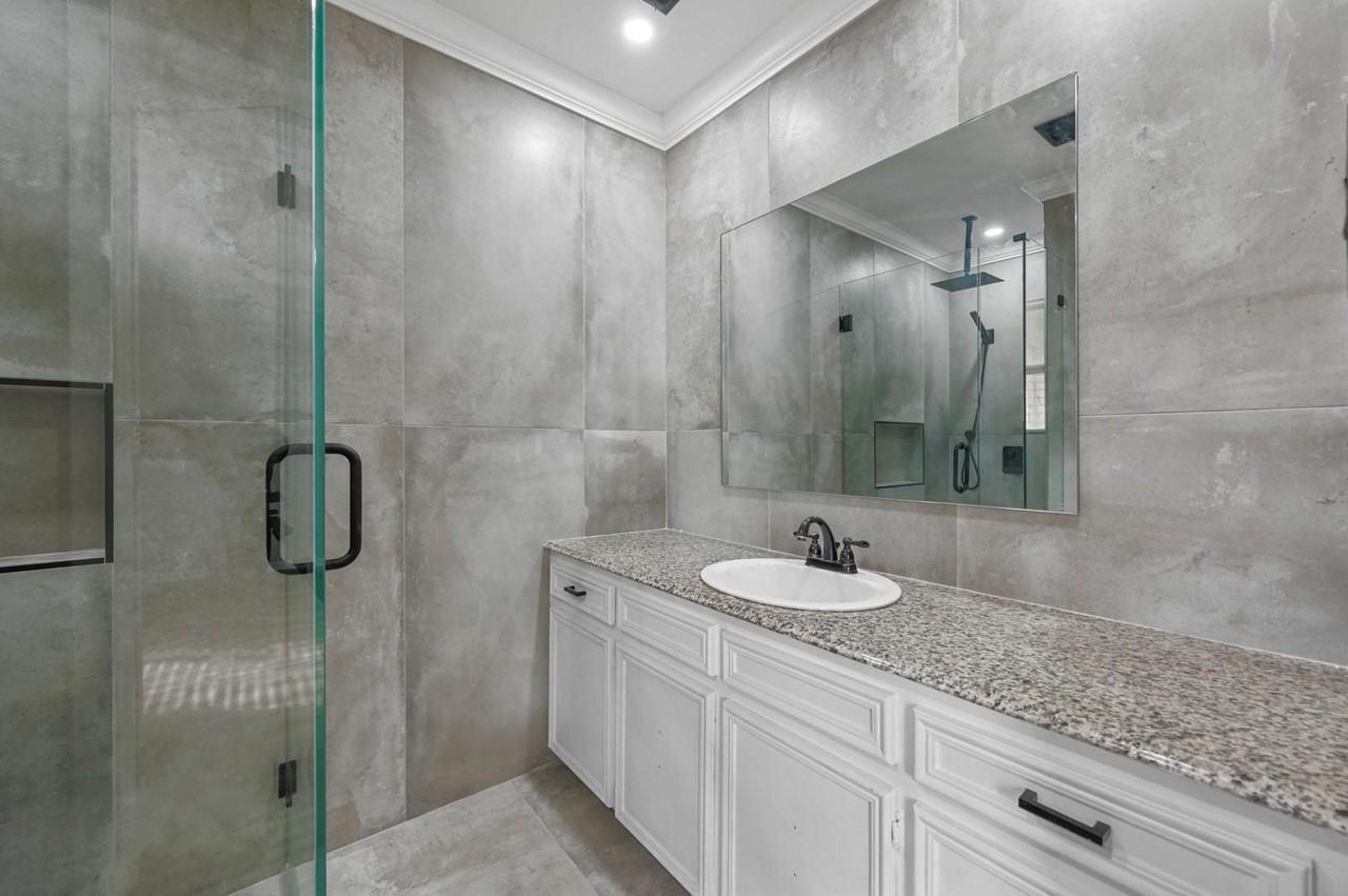 660 Springhill Dr - Photo 2 of 24
