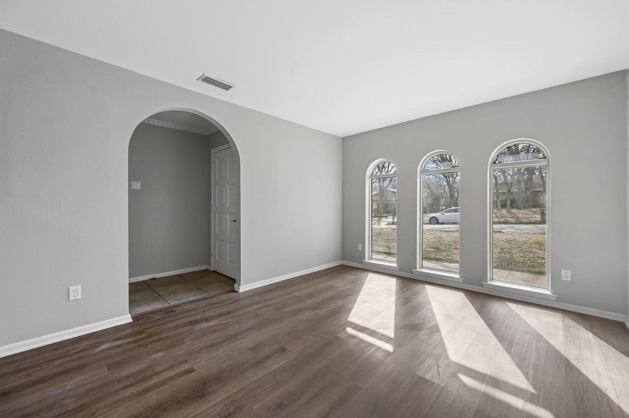 660 Springhill Dr - Photo 4 of 24