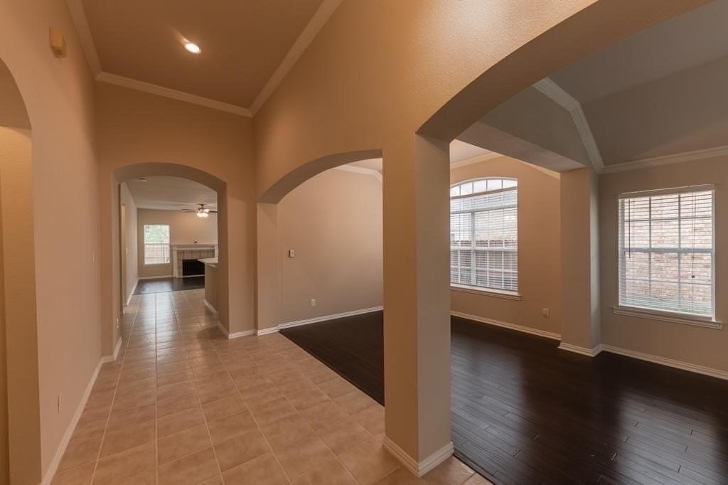 2034 Westbury Ln - Photo 3 of 31