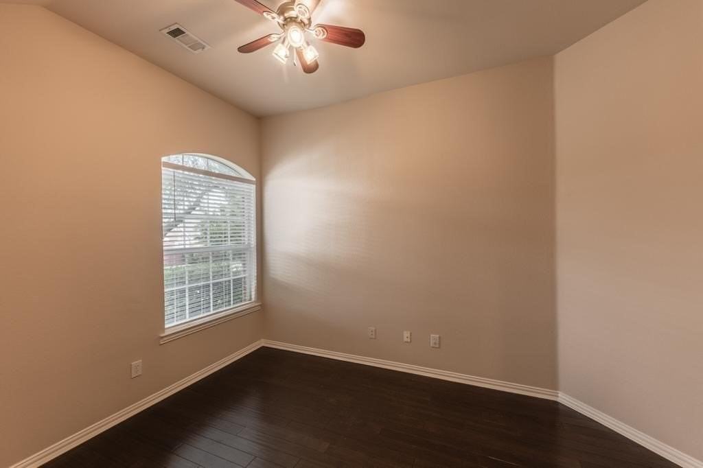 2034 Westbury Ln - Photo 4 of 31