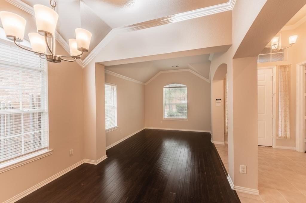 2034 Westbury Ln - Photo 5 of 31