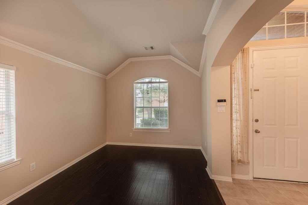 2034 Westbury Ln - Photo 6 of 31