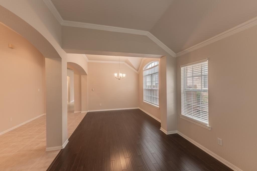2034 Westbury Ln - Photo 7 of 31