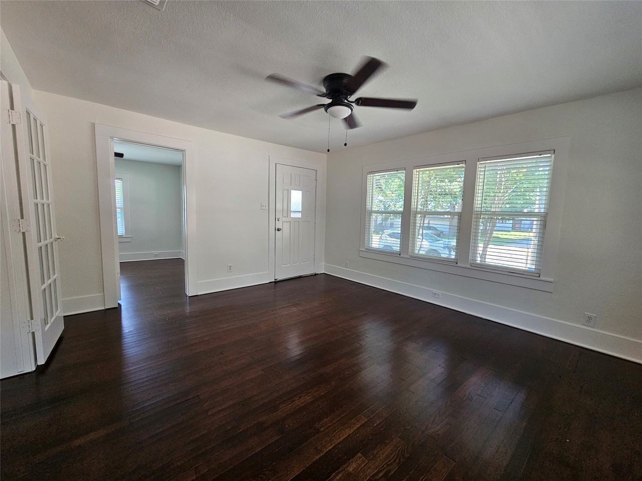 806 W Spring St - Photo 4 of 24