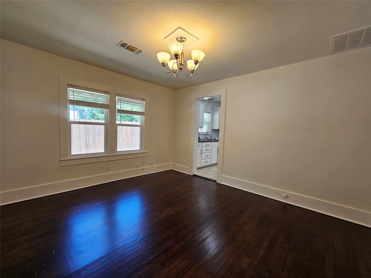 806 W Spring St - Photo 6 of 24