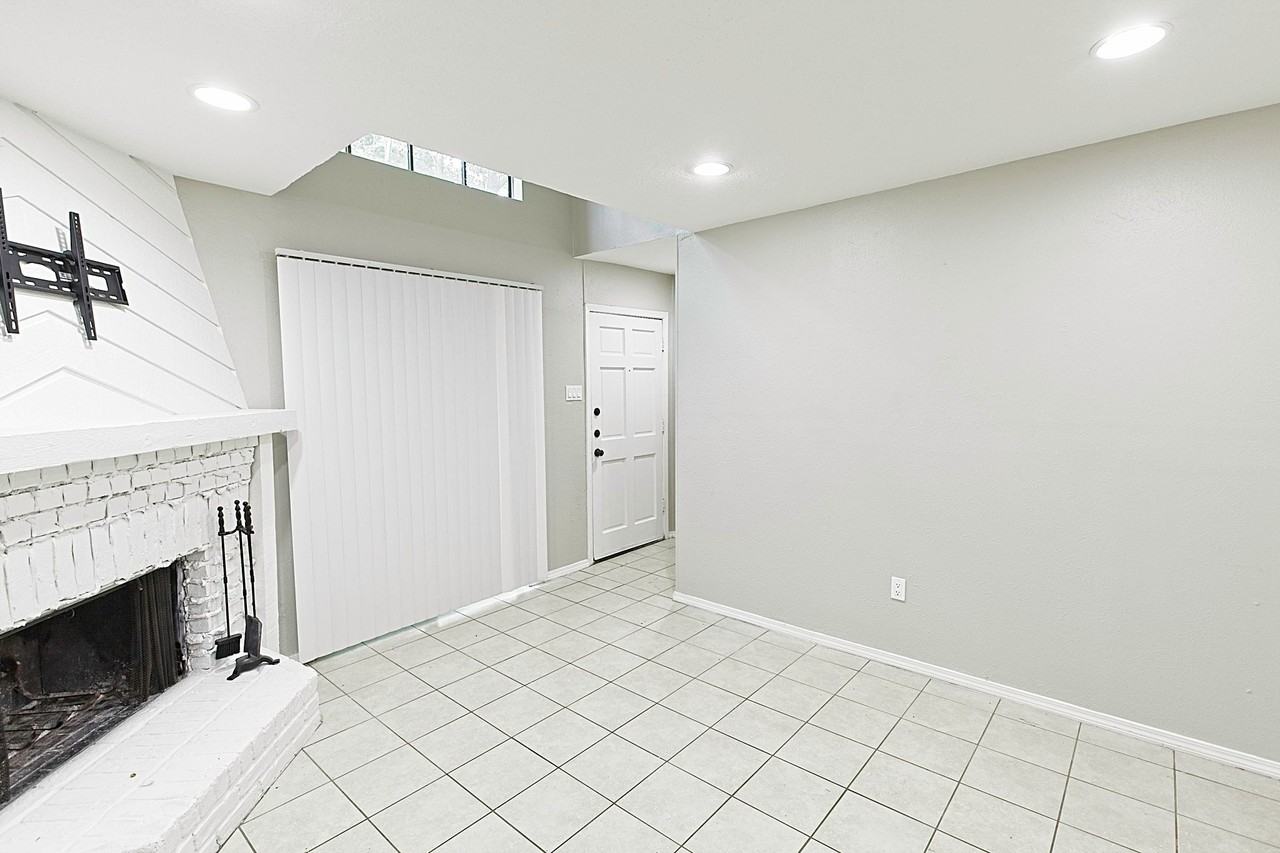 889 Dublin Dr #D - Photo 3 of 40