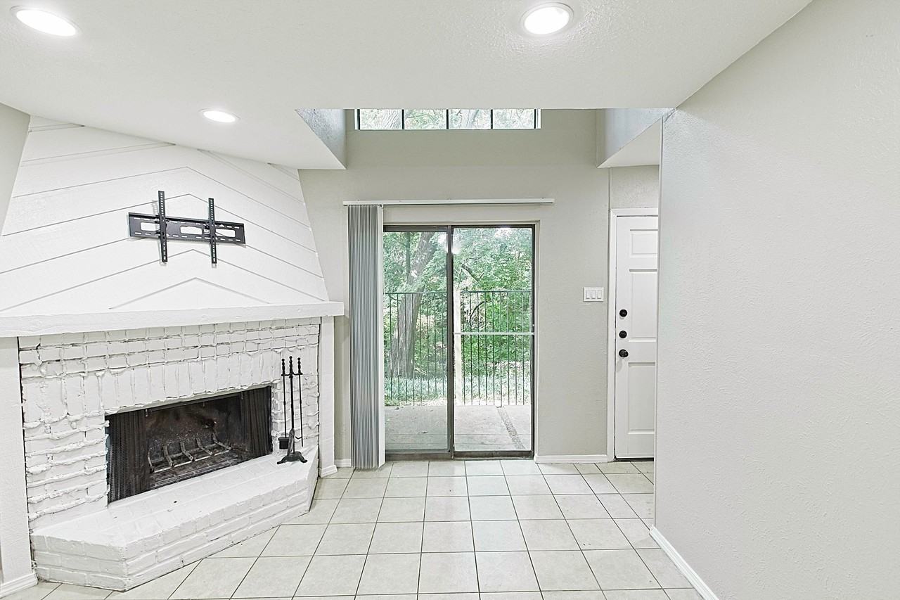 889 Dublin Dr #D - Photo 4 of 40