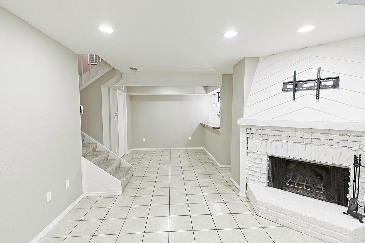 889 Dublin Dr #D - Photo 5 of 40