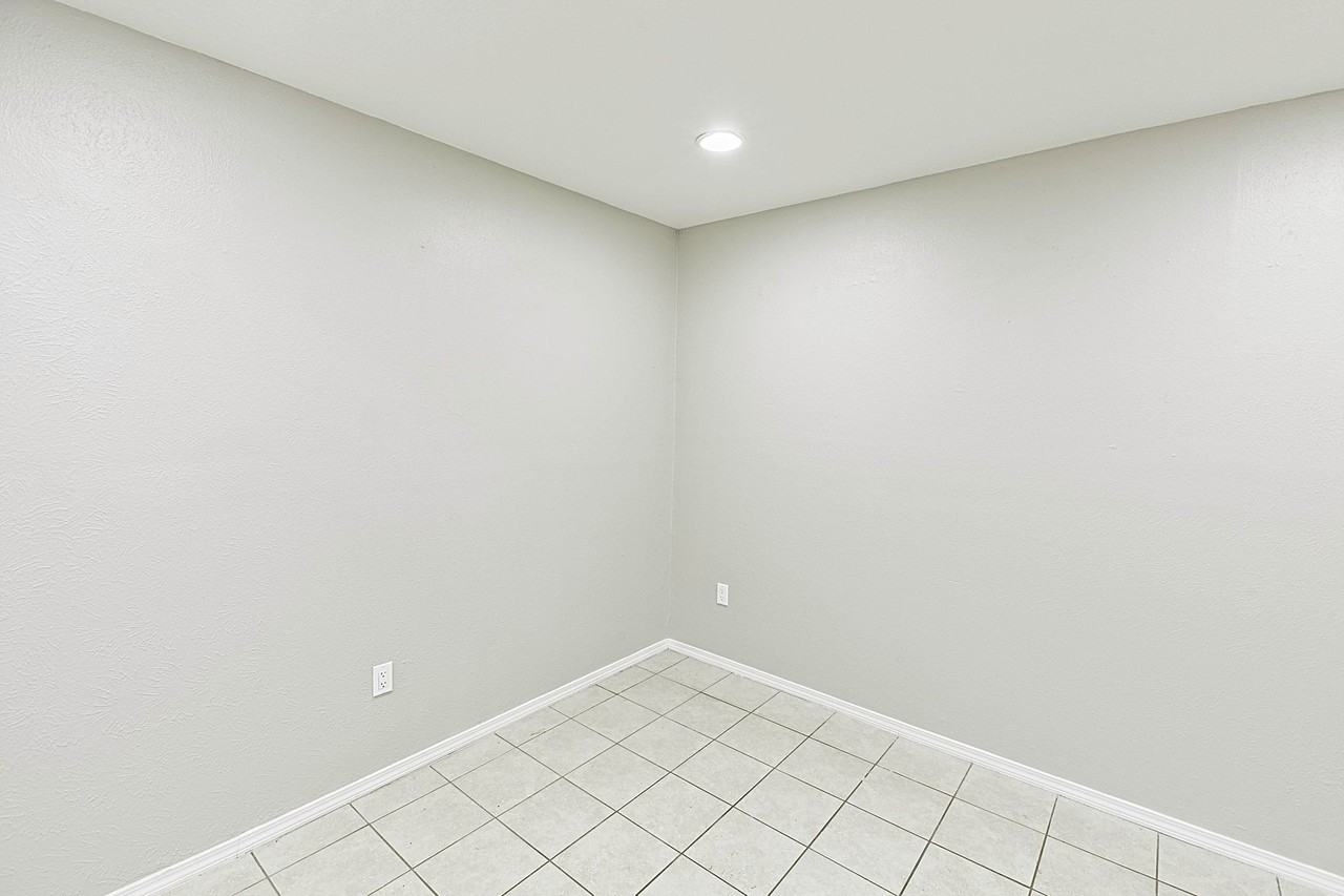 889 Dublin Dr #D - Photo 7 of 40