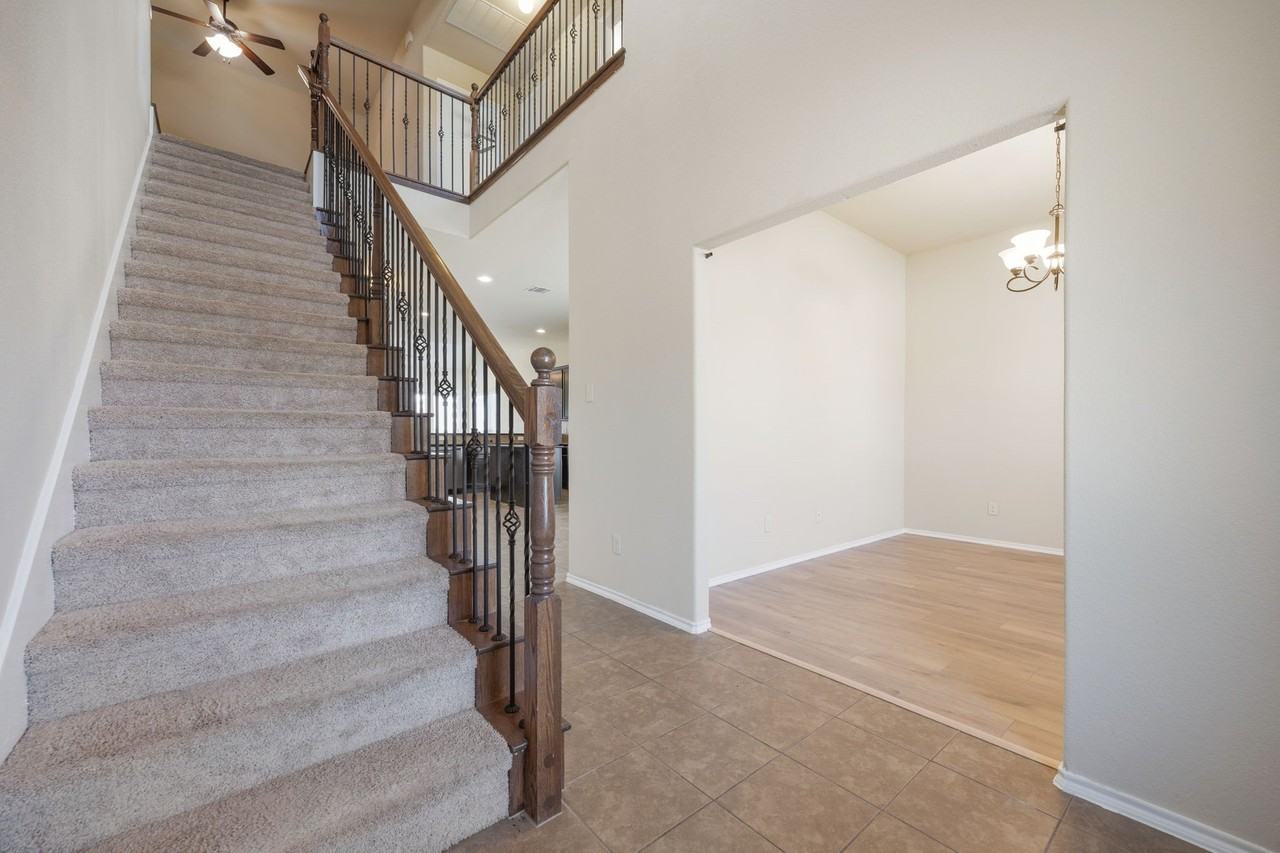 1445 Bateman Ln - Photo 3 of 35