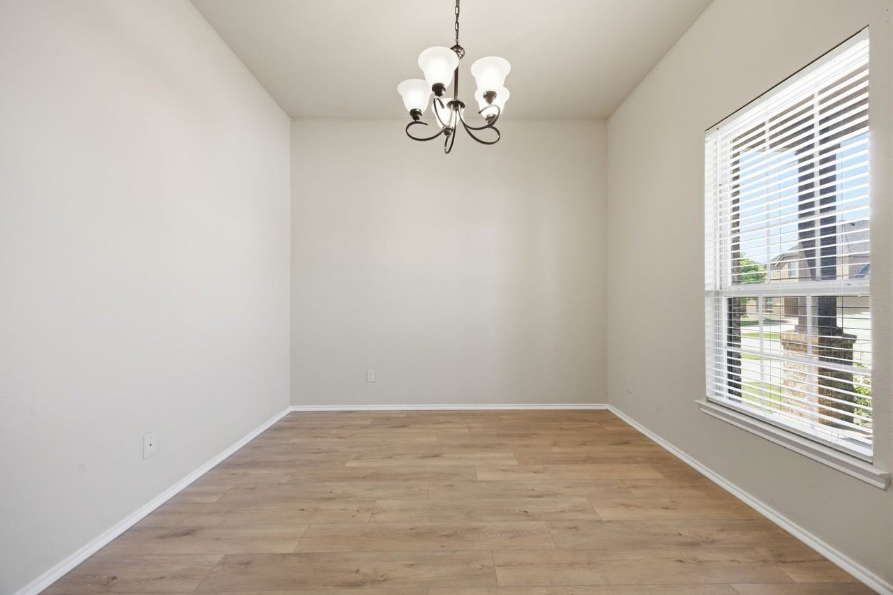 1445 Bateman Ln - Photo 4 of 35