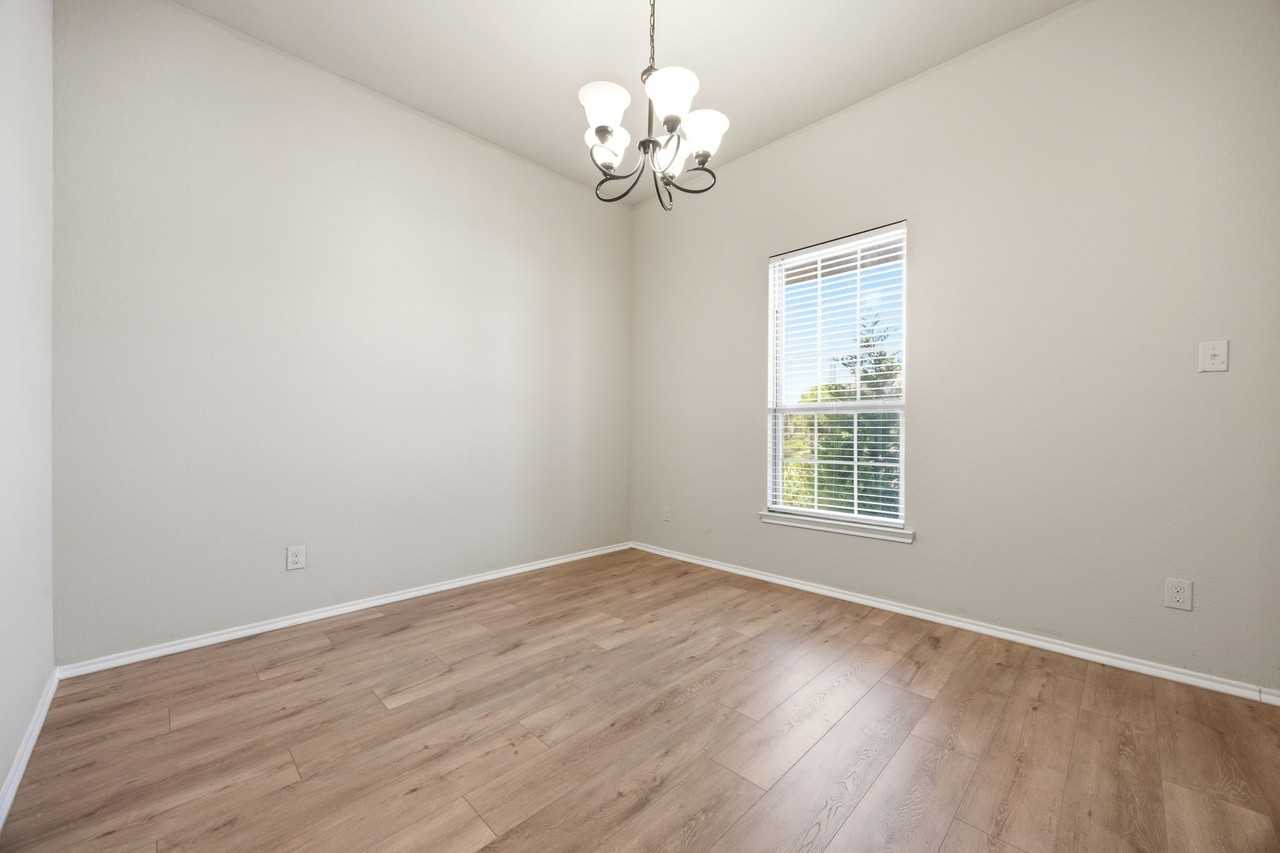 1445 Bateman Ln - Photo 5 of 35