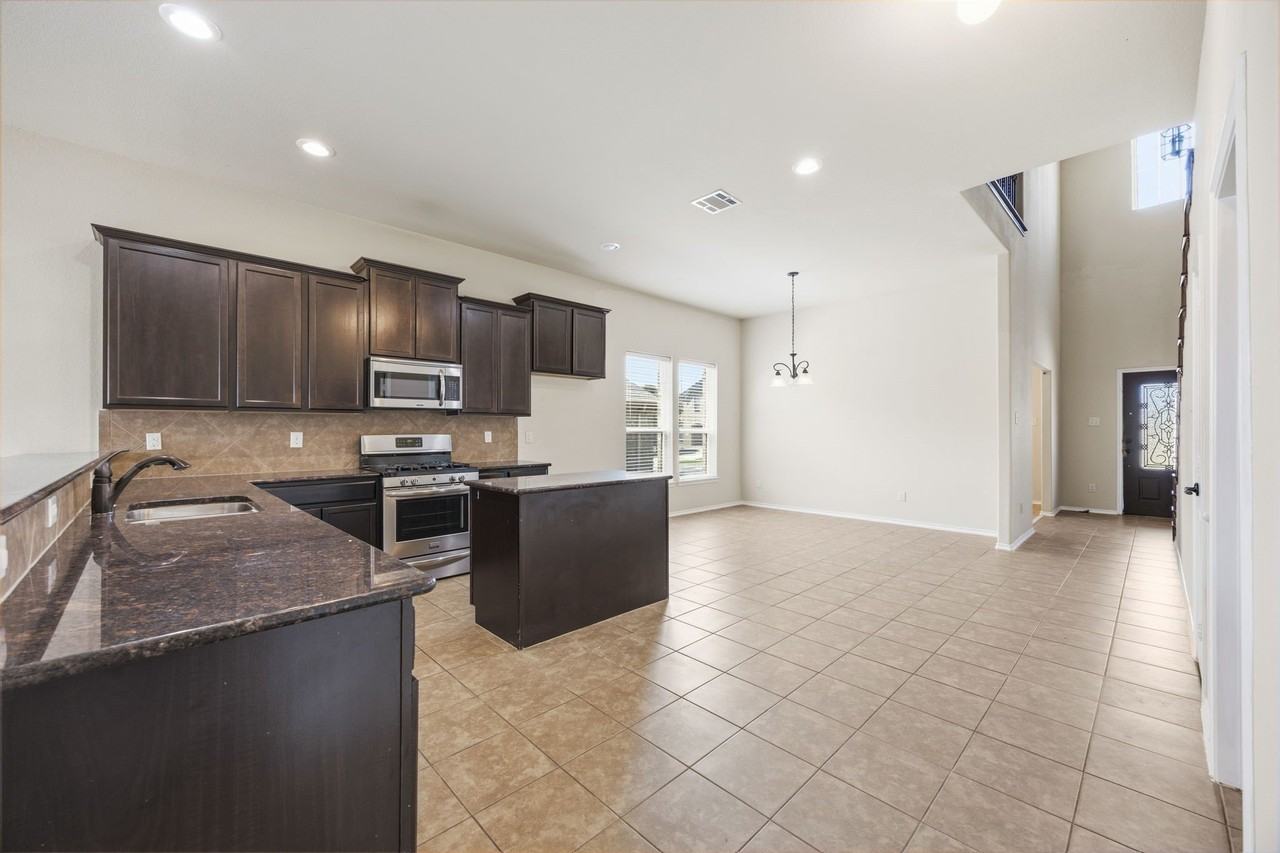 1445 Bateman Ln - Photo 6 of 35