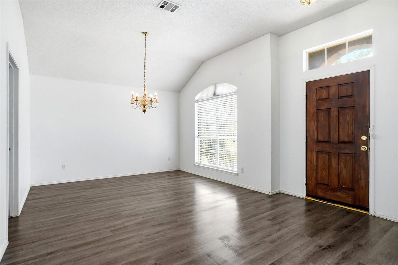 3215 Elmwood Dr - Photo 3 of 17