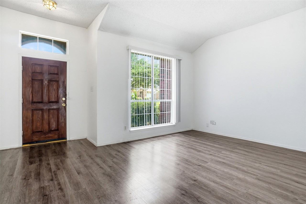 3215 Elmwood Dr - Photo 4 of 17