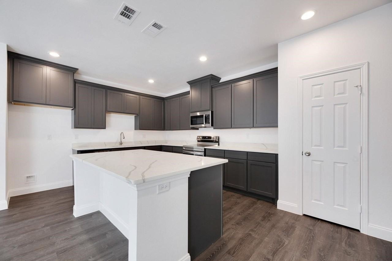 3720 Washington St - Photo 4 of 12
