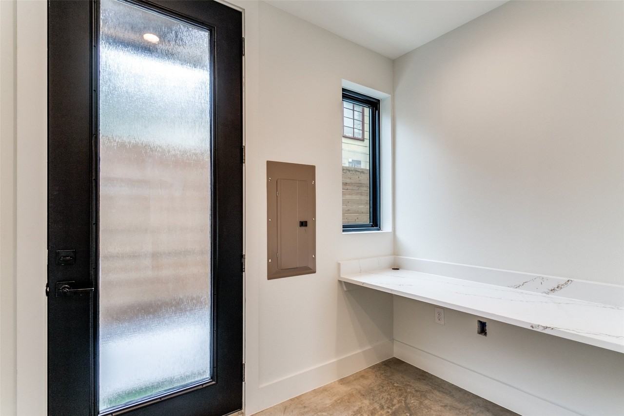 2702 N Carroll Ave #104 - Photo 3 of 26