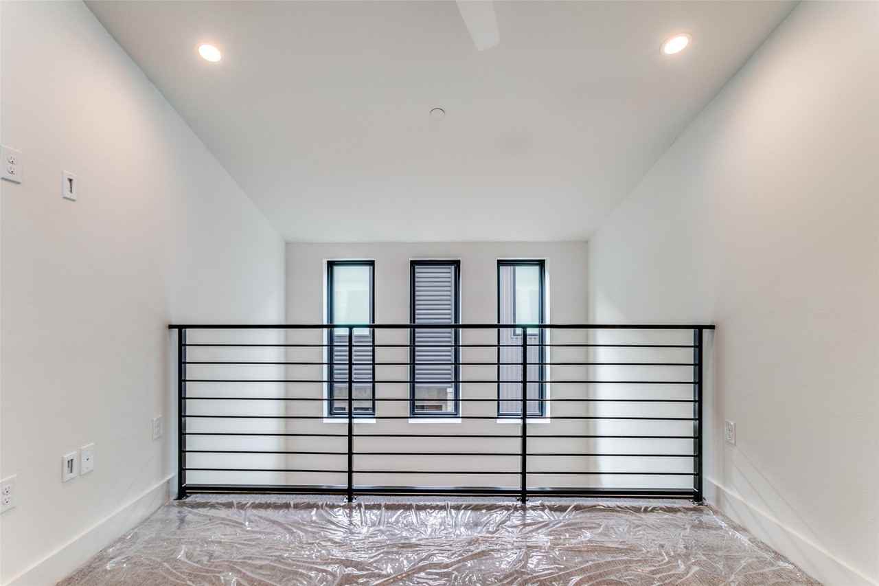 2702 N Carroll Ave #104 - Photo 6 of 26