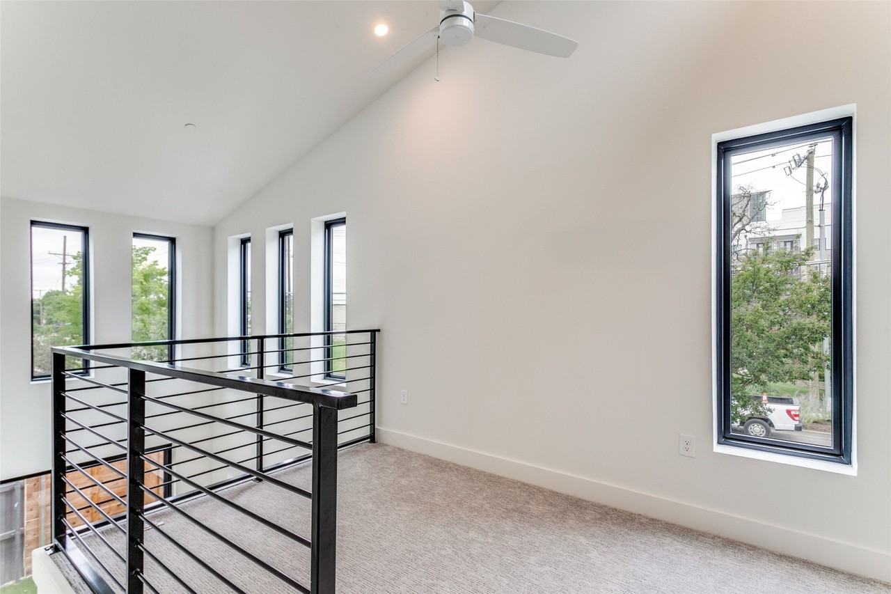 2702 N Carroll Ave #104 - Photo 7 of 26