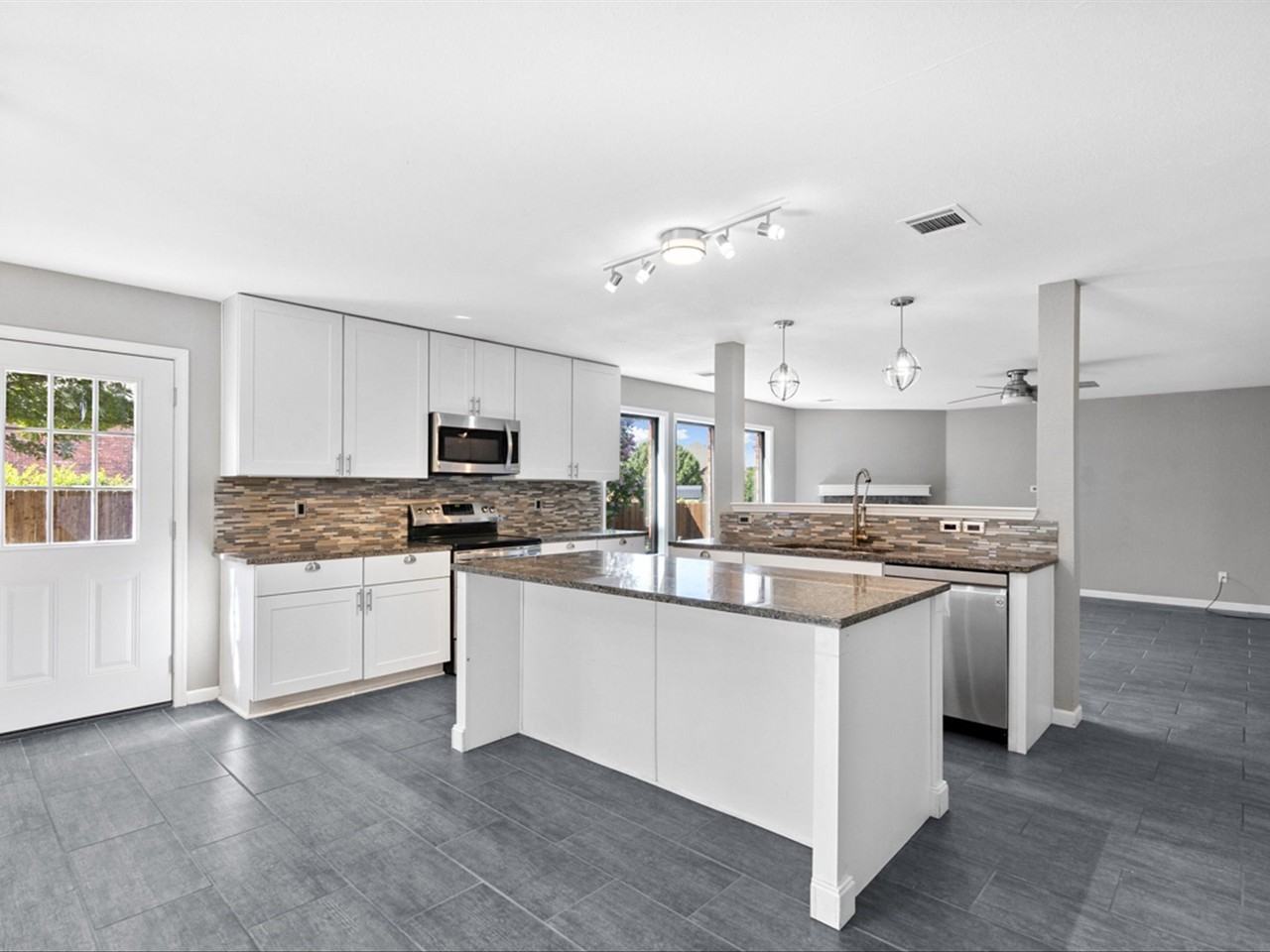 5304 Los Altos Rd - Photo 7 of 30