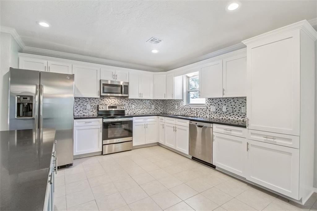 1037 Mobile Cir - Photo 7 of 26