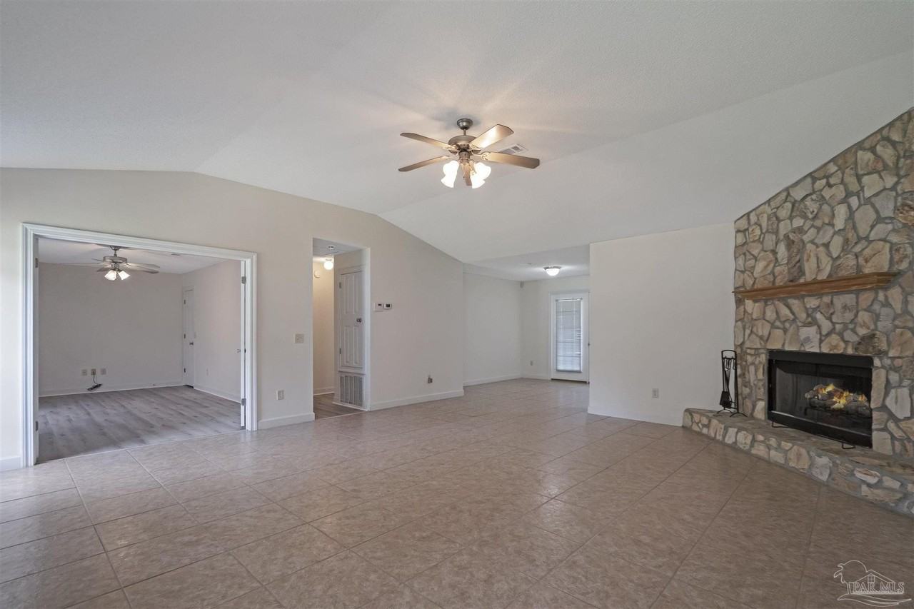 1301 Elliott St - Photo 3 of 18