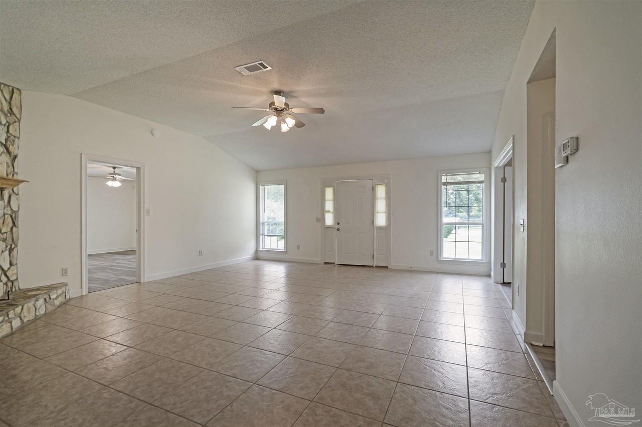 1301 Elliott St - Photo 4 of 18