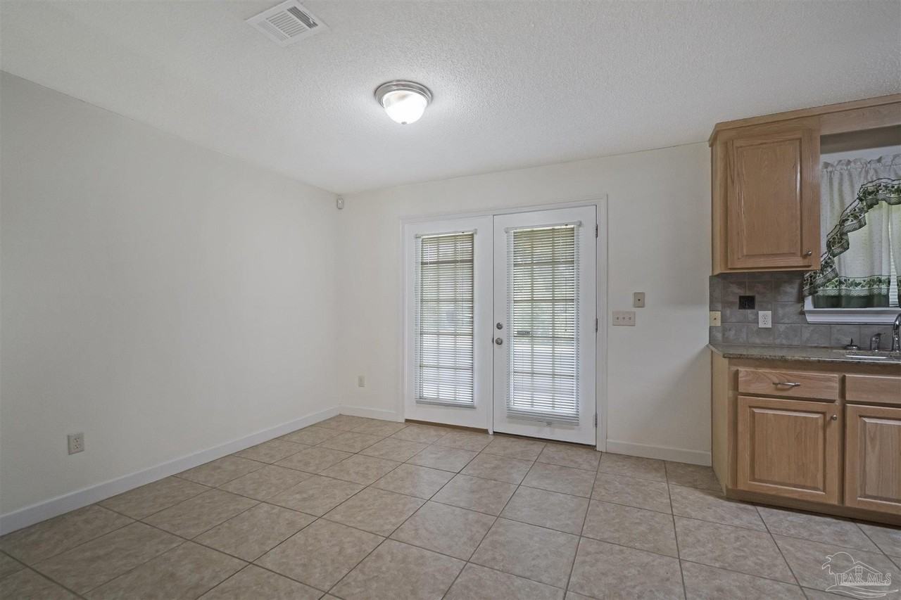 1301 Elliott St - Photo 5 of 18