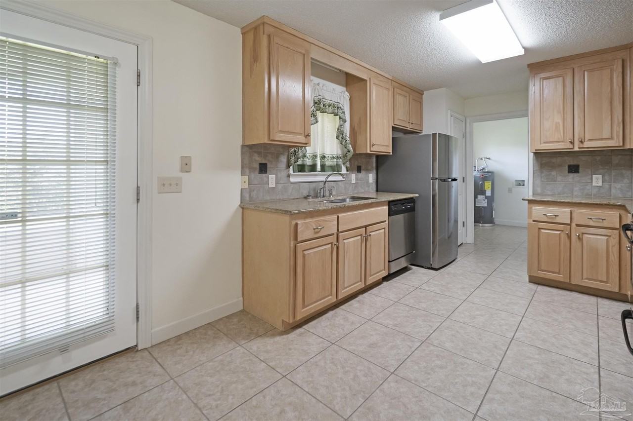 1301 Elliott St - Photo 6 of 18