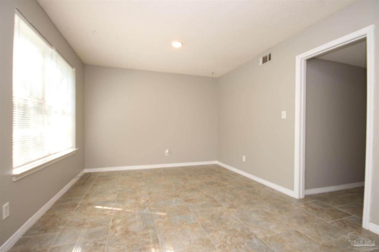 416 Waycross Ave - Photo 4 of 19