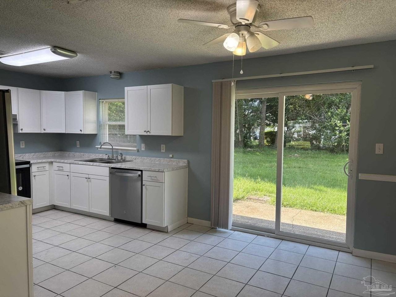 3255 Maplewood Dr - Photo 4 of 14
