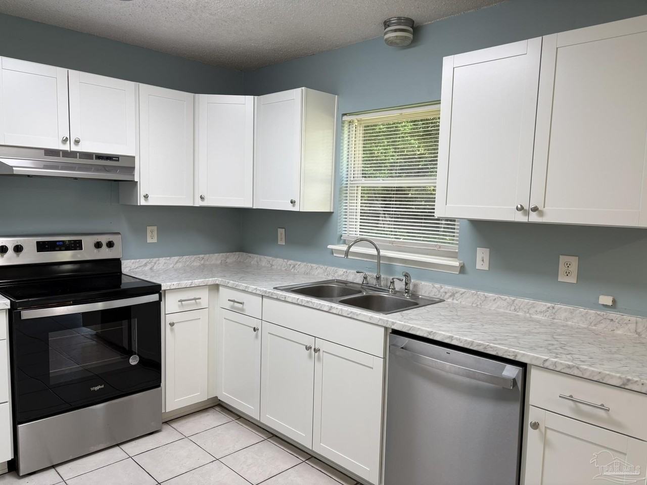 3255 Maplewood Dr - Photo 5 of 14