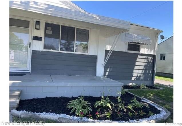 27210 Seyburn Ave - Photo 2 of 23