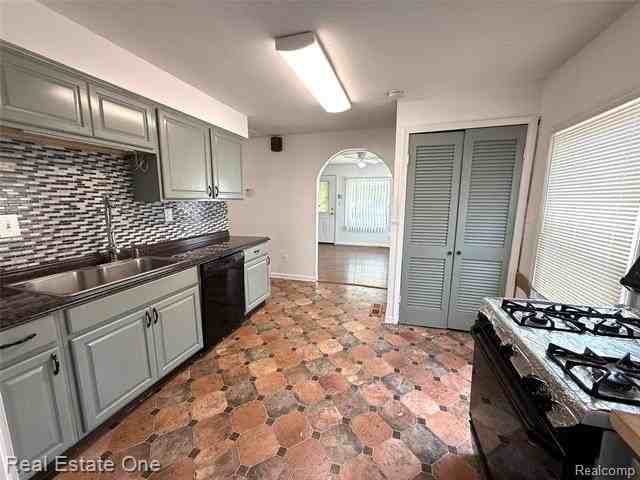 5645 Fenton St - Photo 4 of 11