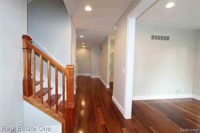 1090 Oakwood Dr - Photo 4 of 26