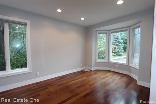 1090 Oakwood Dr - Photo 5 of 26