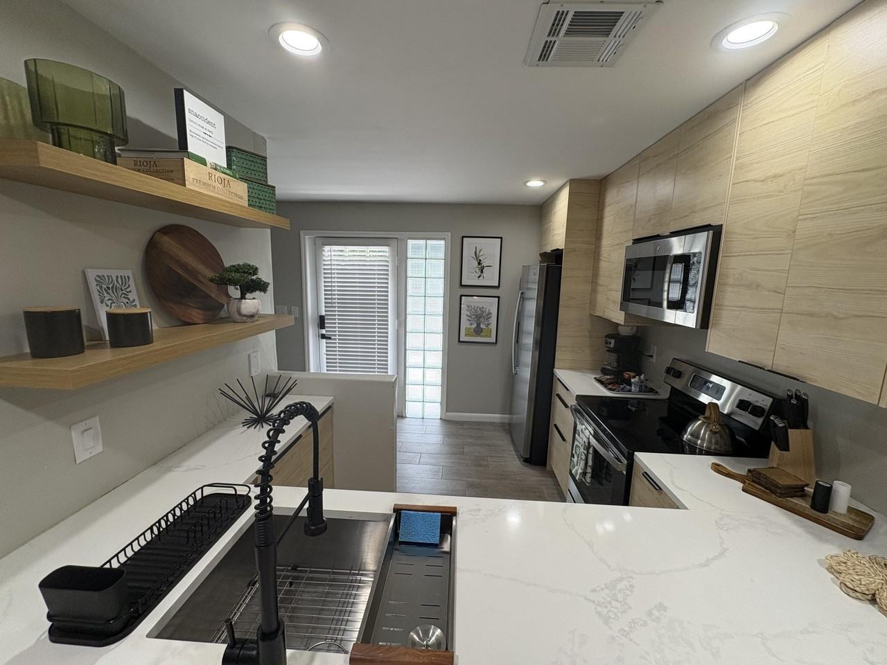 690 Se 23rd Ave #1 - Photo 4 of 27